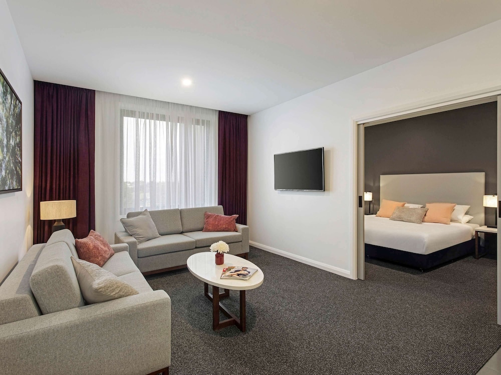 Superior Suite, 1 King Bed with Sofa bed photo 3