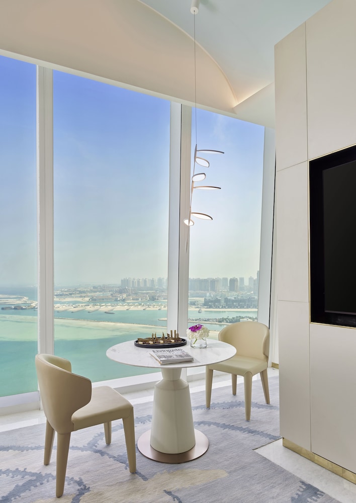 Diplomat Corner Suite - Photo 6