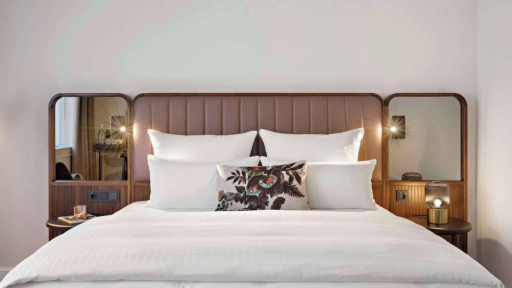 Superior Suite, 1 Bedroom, Courtyard View
