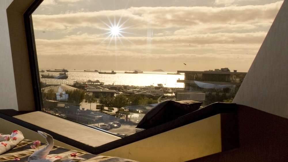 Sea View Premium Suite with Jacuzzi photo 3