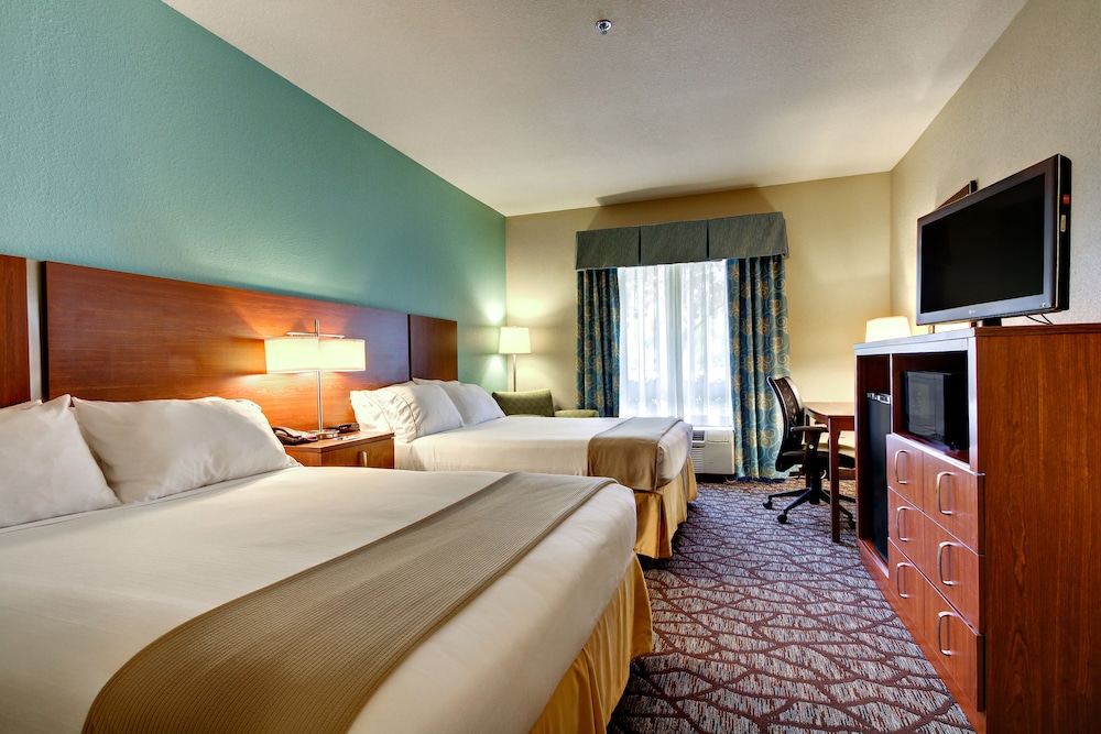 Standard Room, 2 Queen Beds, Accessible (Hearing Accessible, Bathtub) - Photo 5
