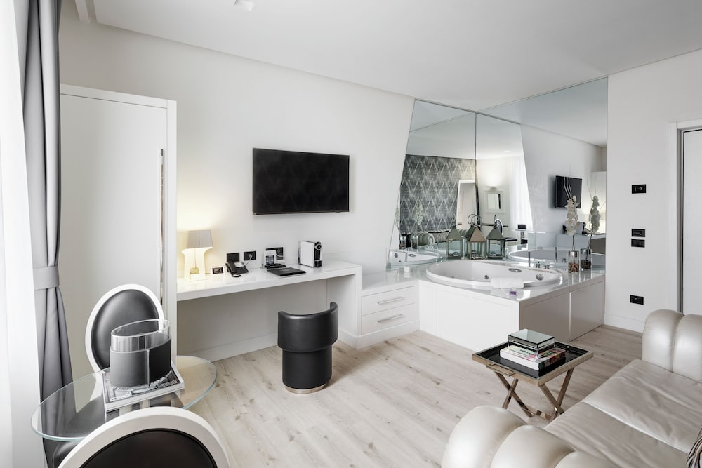 Luxury Suite, Hot Tub (Spa access) photo 3