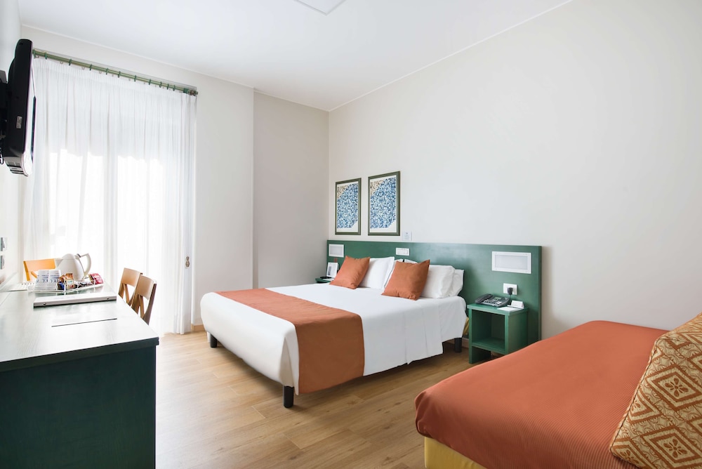 Standard Room, Multiple Beds - Photo 2