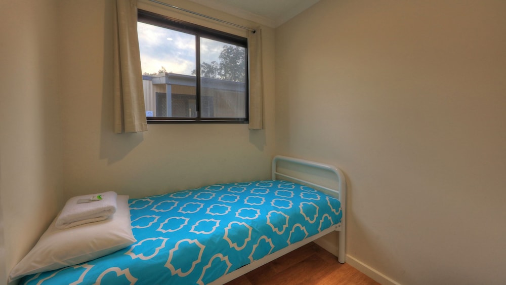 Lookout Point Villa - 3 Berth (Double and Single Bed) - No Pets Allowed budget cabin photo 1