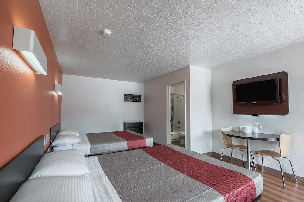 Standard Room, Multiple Beds, Non Smoking photo 3