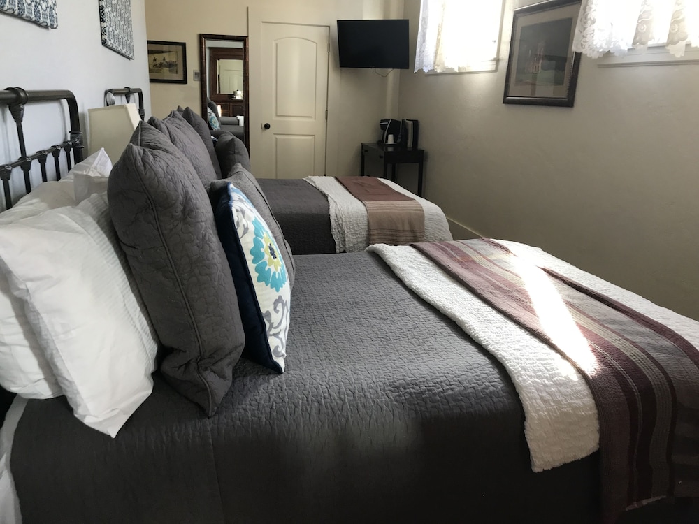 Basic Room, 2 Double Beds photo 2
