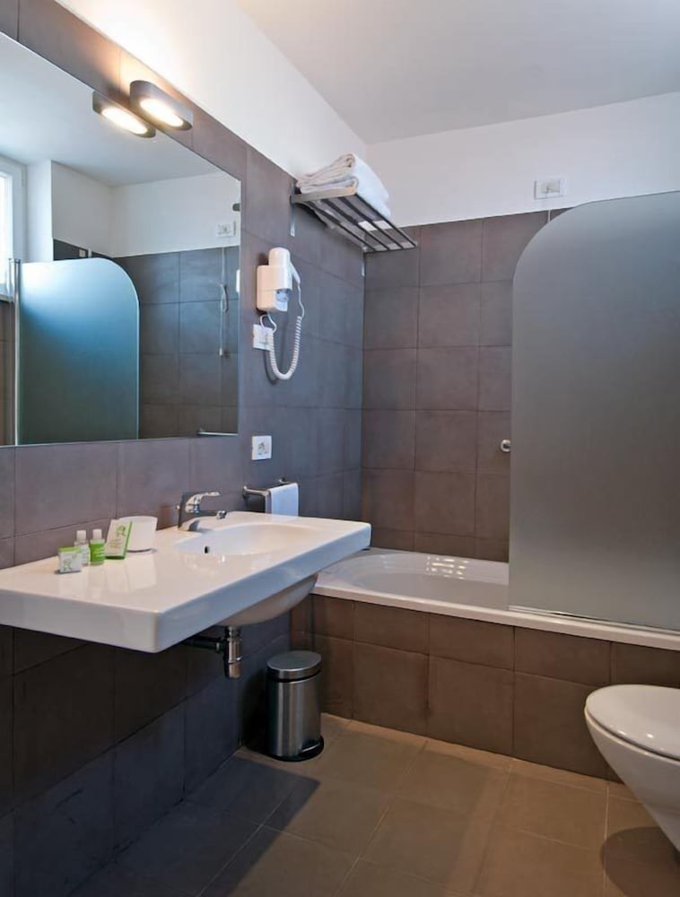 Standard Double Room - Photo 3