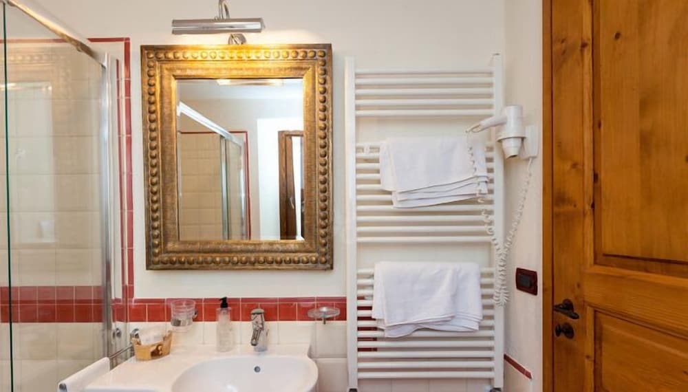 Junior Double Room, 1 Double Bed, Mountain View, Garden Area photo 3