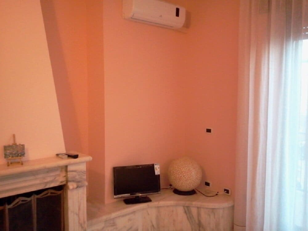 Double Room, 1 Queen Bed, Private Bathroom (Orange) photo 3