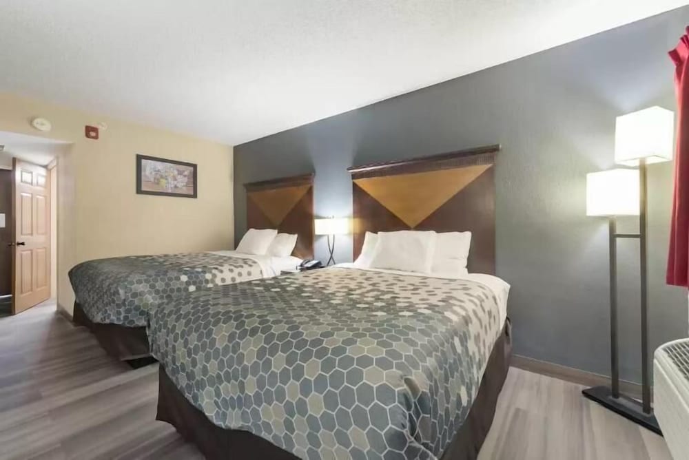 Standard Room, 2 Queen Beds, Non Smoking - Photo 1
