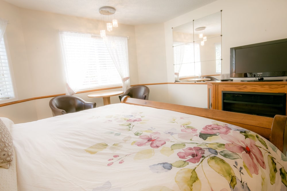 Junior Suite, 1 King Bed, Mountain View, Corner photo 3