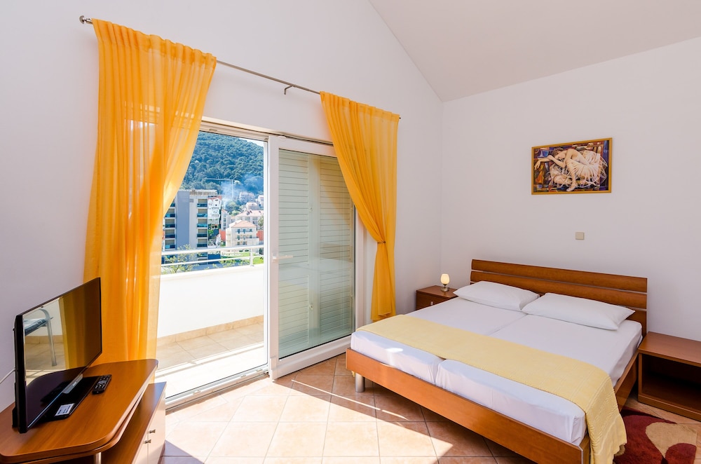 Studio (Studio Apartment With Balcony)