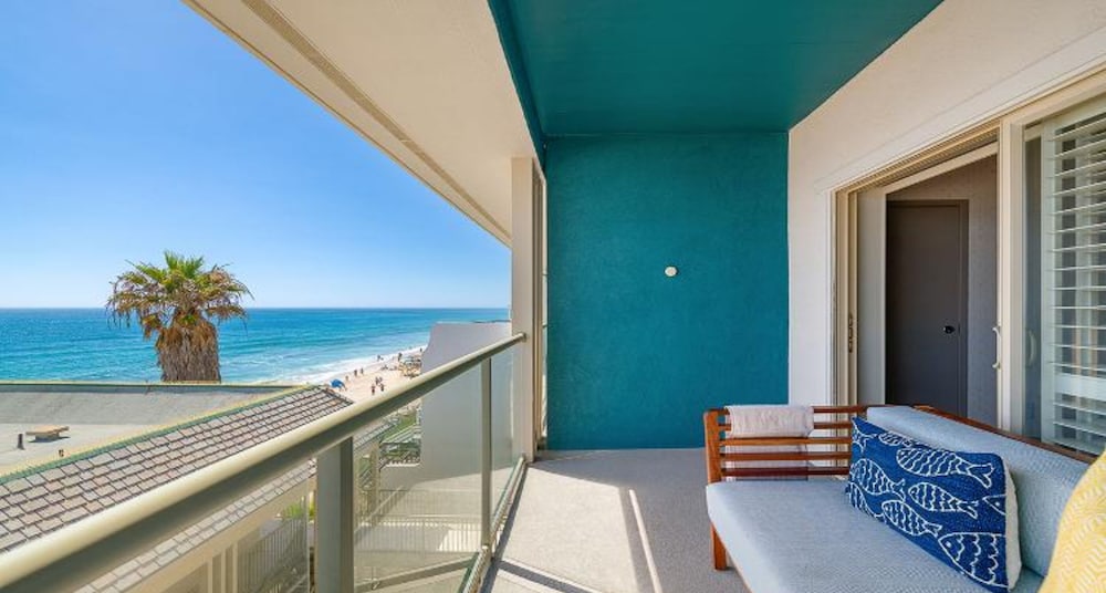 Standard Room, 2 Queen Beds, Partial Ocean View - Photo 4