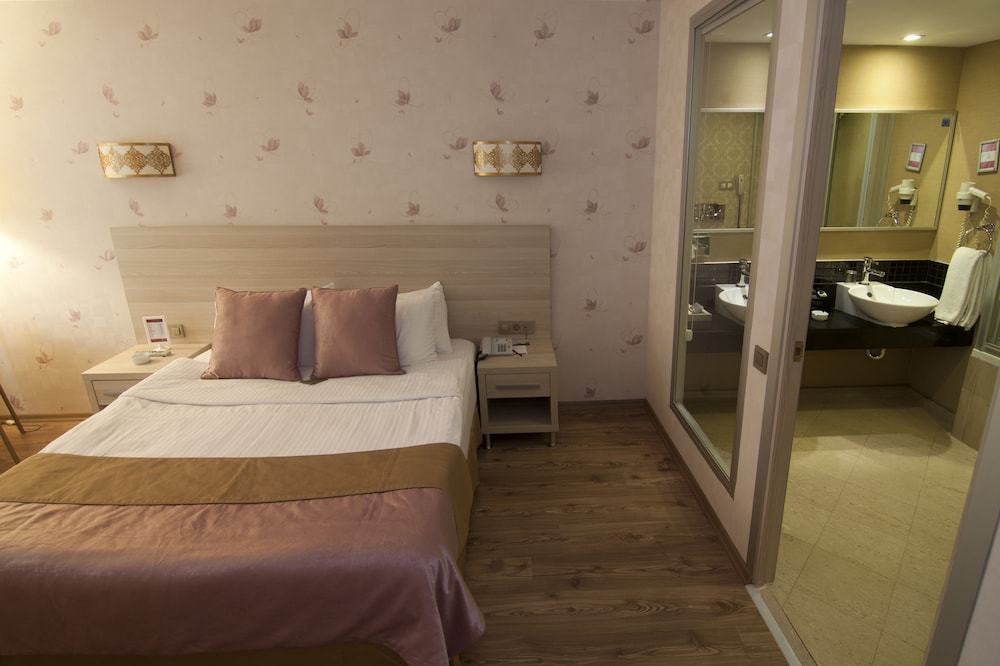 Suite, 1 Double Bed - Photo 3