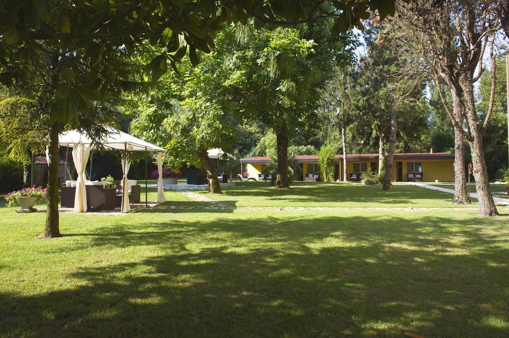 Classic Double or Twin Room, Garden View, Ground Floor thumbnail 5