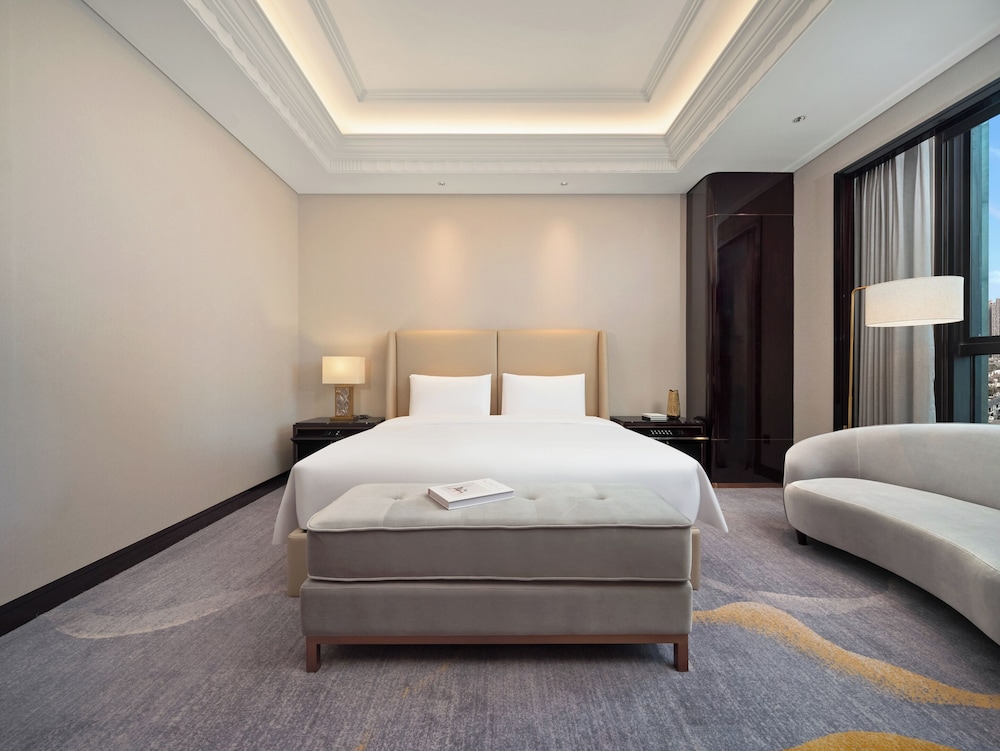 Crown Deluxe King Room photo 2