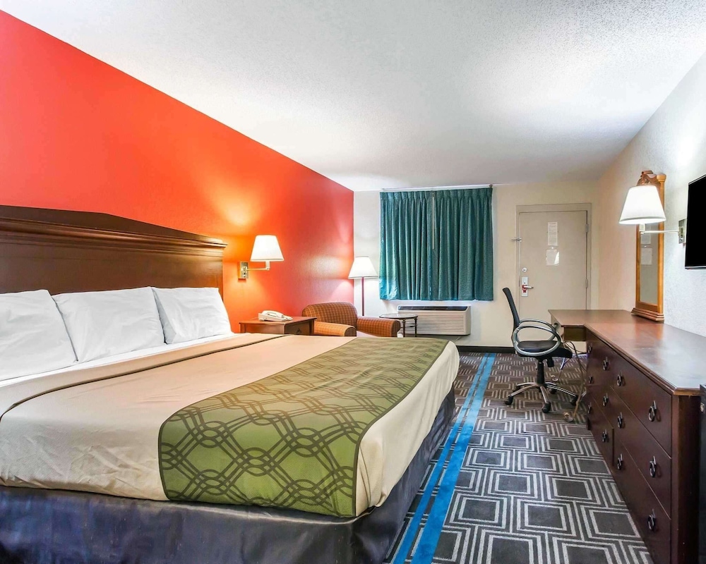 Standard Room, 1 King Bed, Non Smoking - Photo 6