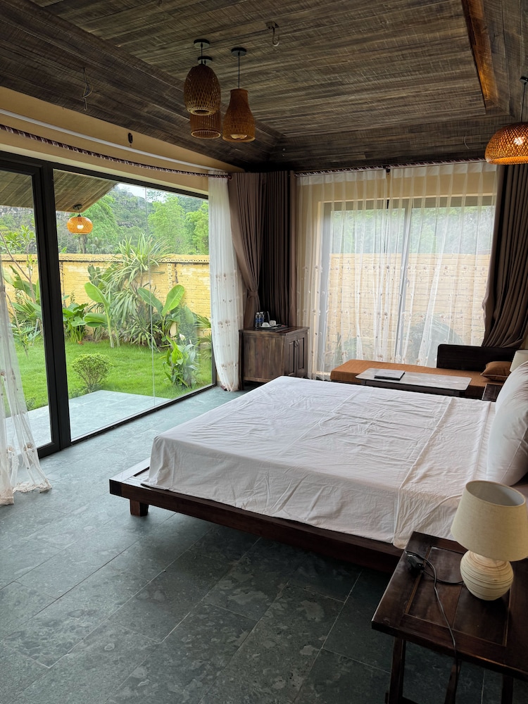Superior Double Room, 1 King Bed, Pool View, photo 6