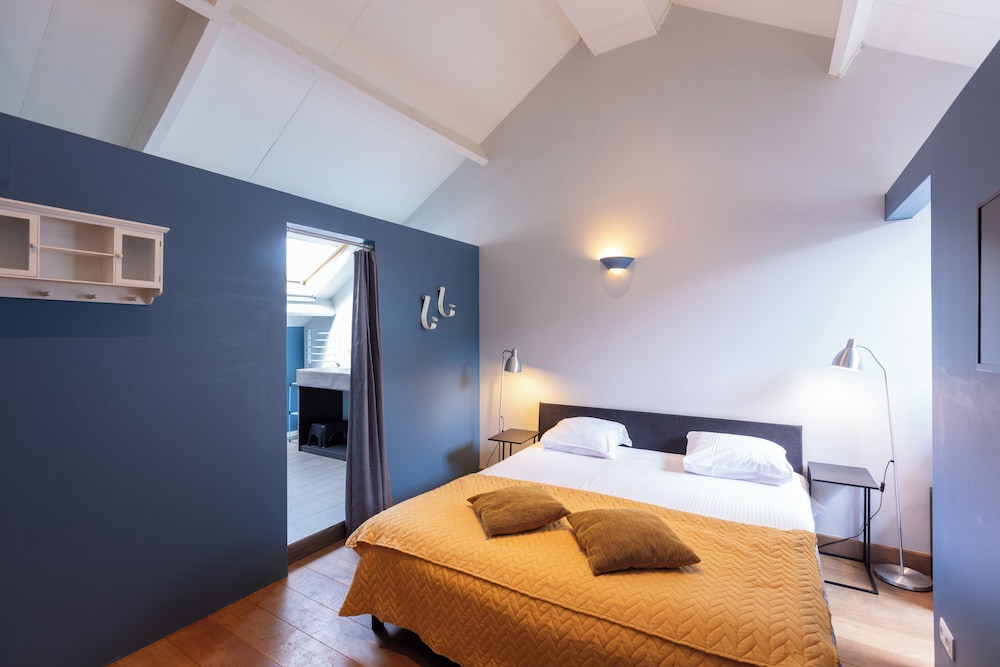 Room (8)