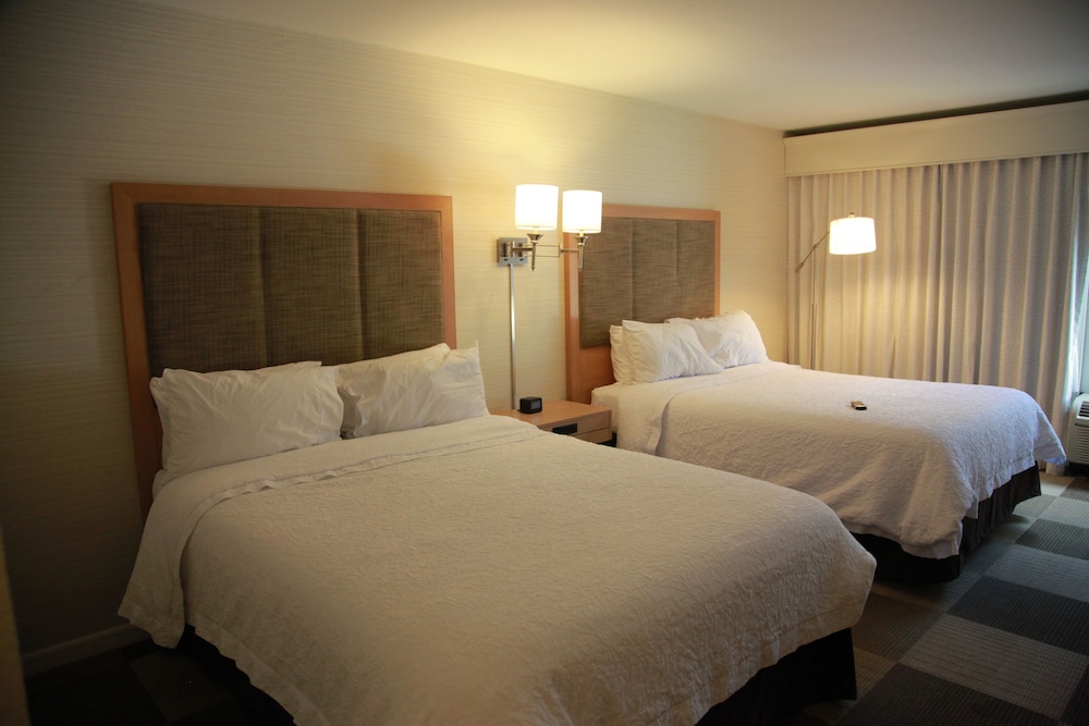 Room, 2 Queen Beds, Accessible, Bathtub - Photo 2