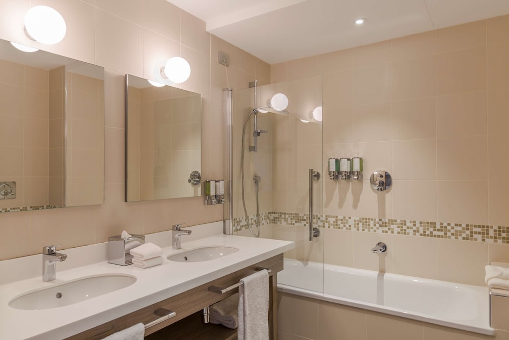 Superior Twin Room thumbnail 5