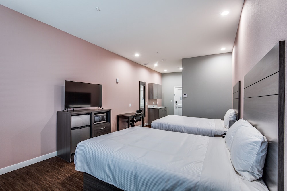 Standard Room, 2 Queen Beds - Photo 2