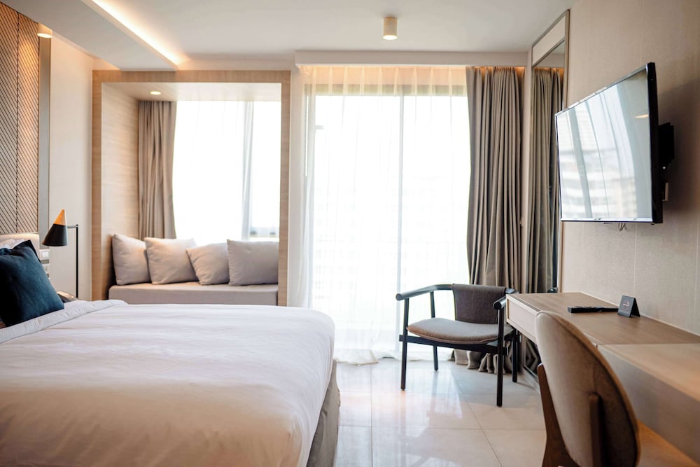 Superior Room, 1 King Bed, Non Smoking, Balcony - Photo 2