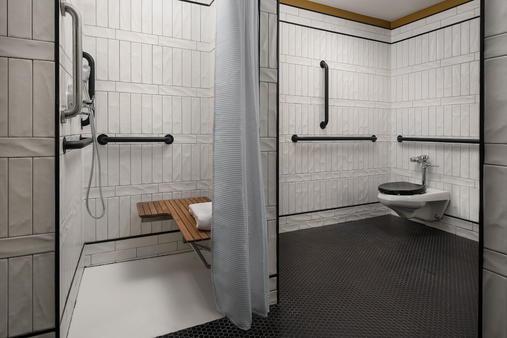 Standard Room, 1 King Bed (Mobility/Hearing Accessible, Tub) photo 3