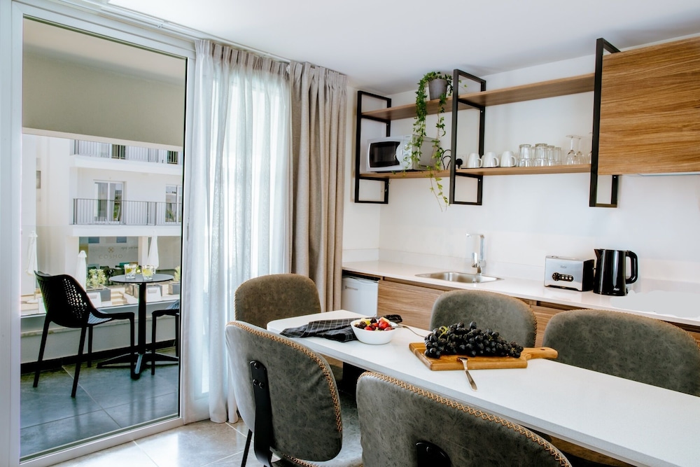 Deluxe Suite - Photo 8