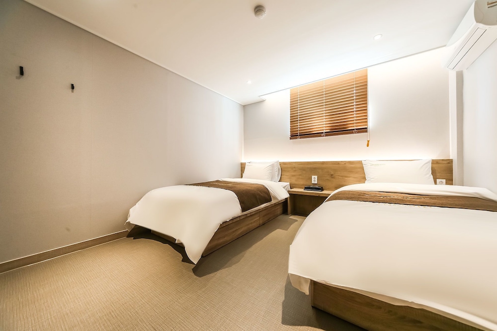 Standard Twin Room - Photo 6