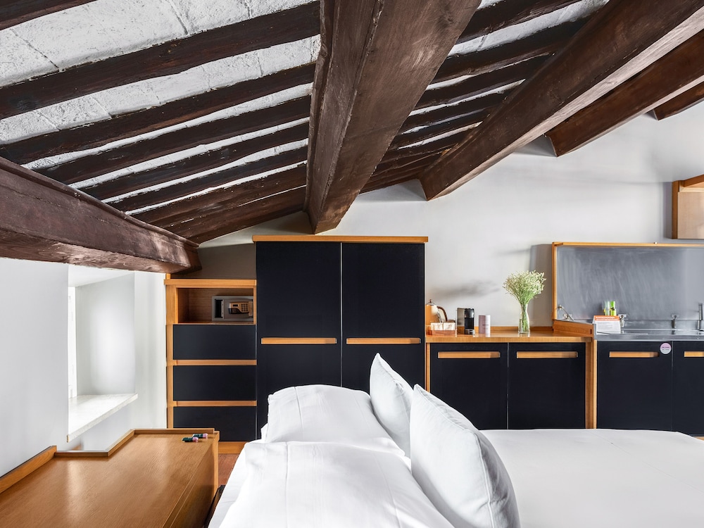 Large Studio, Kitchenette, Balcon photo 2