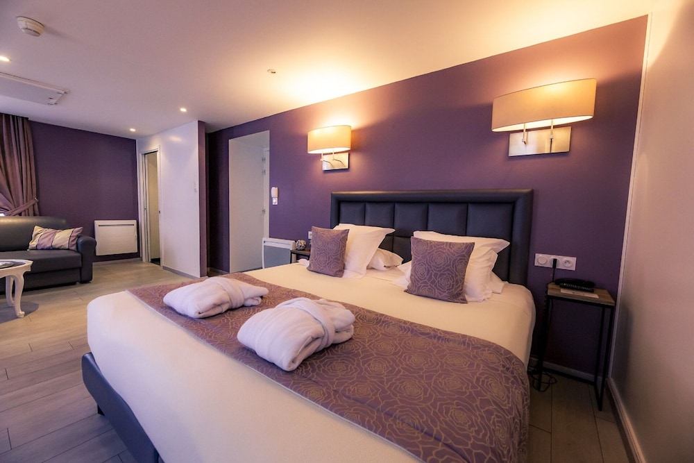 Family Room, 1 King Bed with Sofa bed