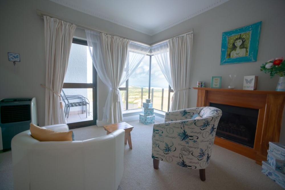 Deluxe Room, 1 King Bed, Ensuite, Mountain View photo 2