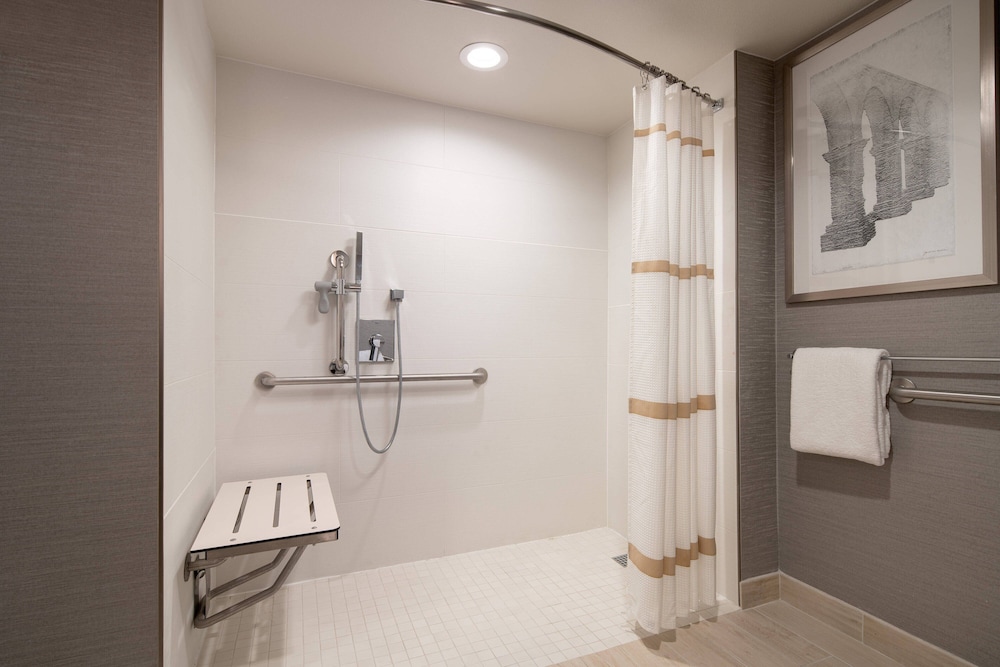 Junior Suite, 2 Queen Beds - Photo 2