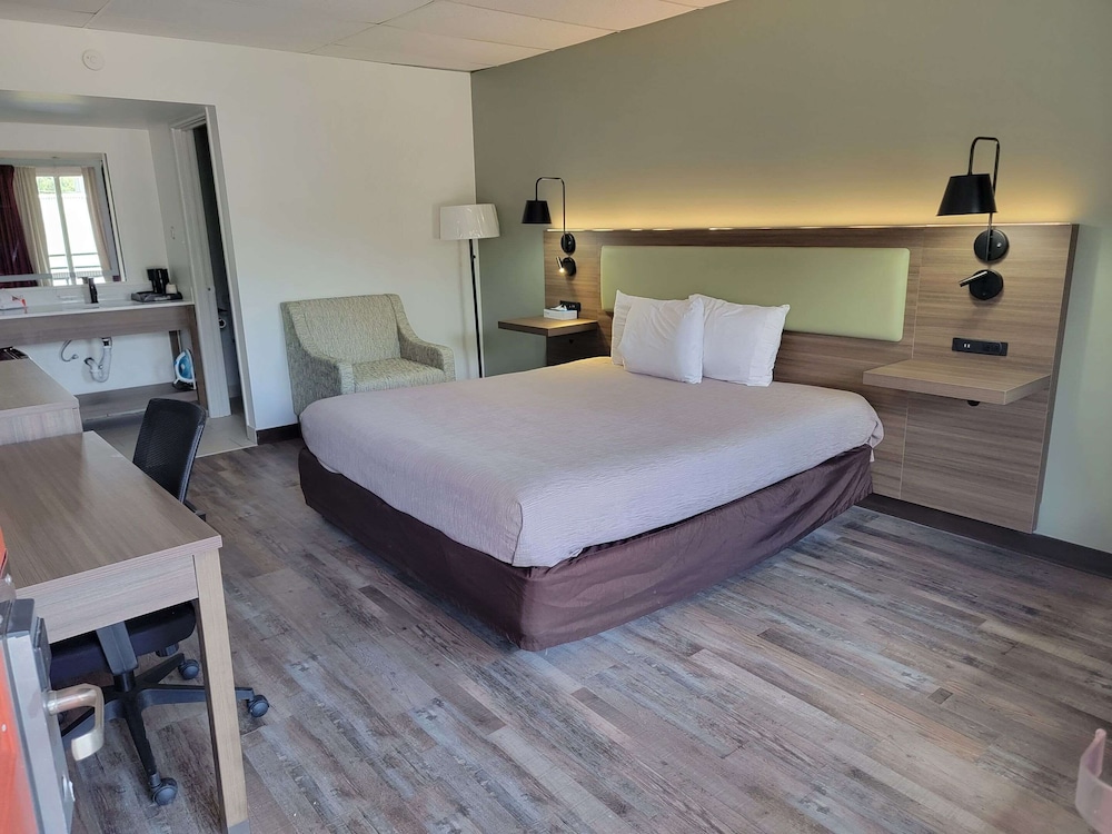 Standard Room, 1 King Bed, Non Smoking - Photo 1