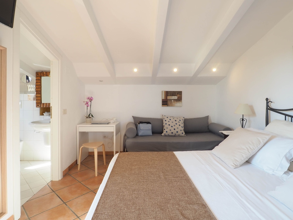 Classic Triple Room, Garden View, Tower photo 2