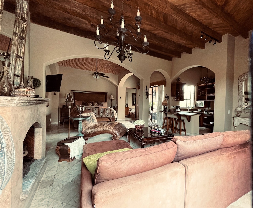 Luxury Studio Suite, 1 Bedroom, Jetted Tub, Courtyard View photo 2