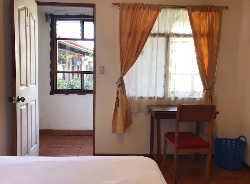 Double Room, 1 Queen Bed, Shared Bathroom photo 1
