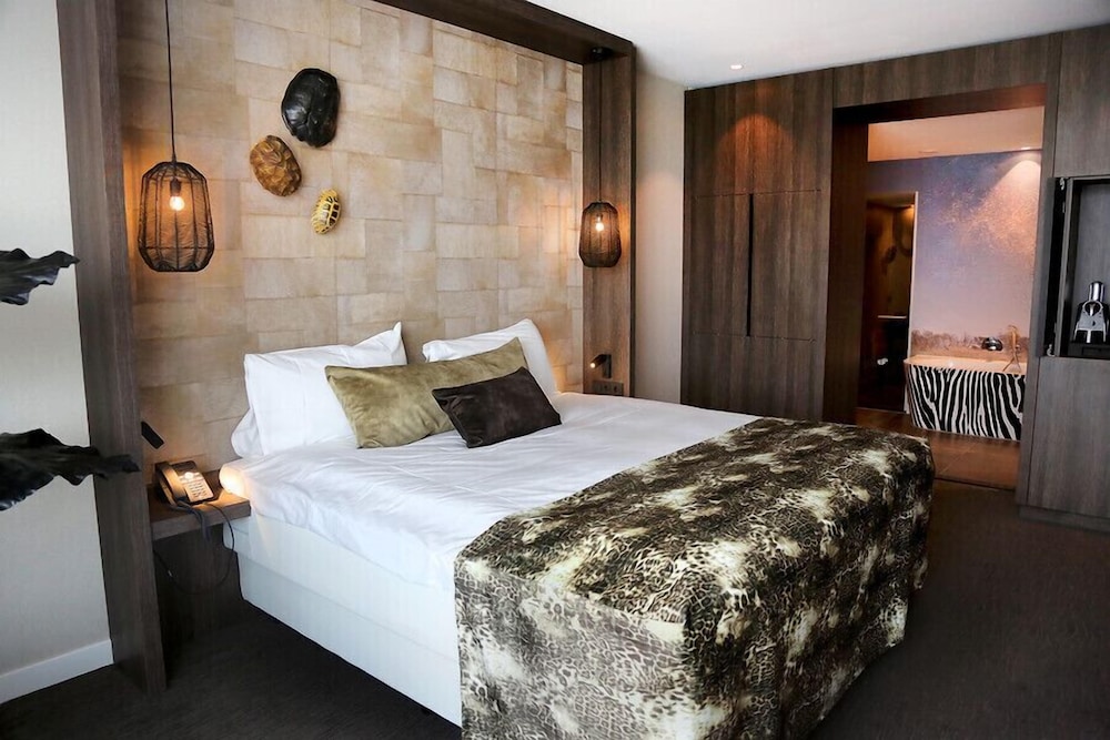 Suite (Safari) photo 3