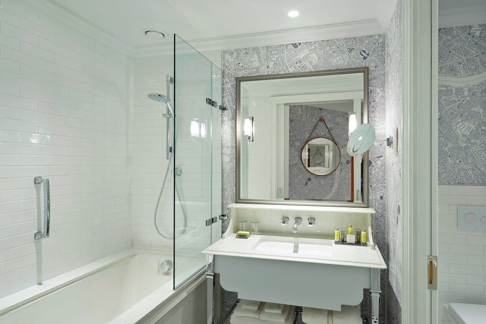 Executive Room, 1 King Bed thumbnail 6