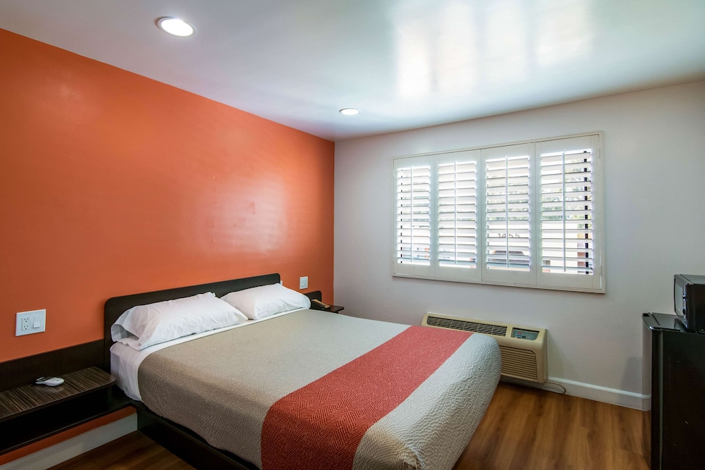 Standard Room, 1 Queen Bed, Accessible, Non Smoking - Photo 3