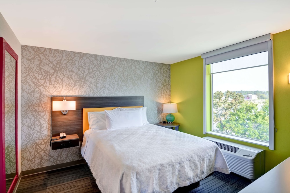 Suite, 1 Queen Bed, Accessible (Roll-In Shower) photo 2