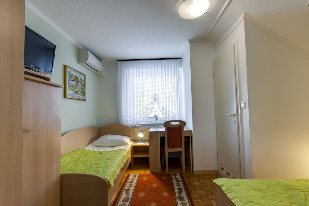 Economy Double or Twin Room, Garden View photo 3