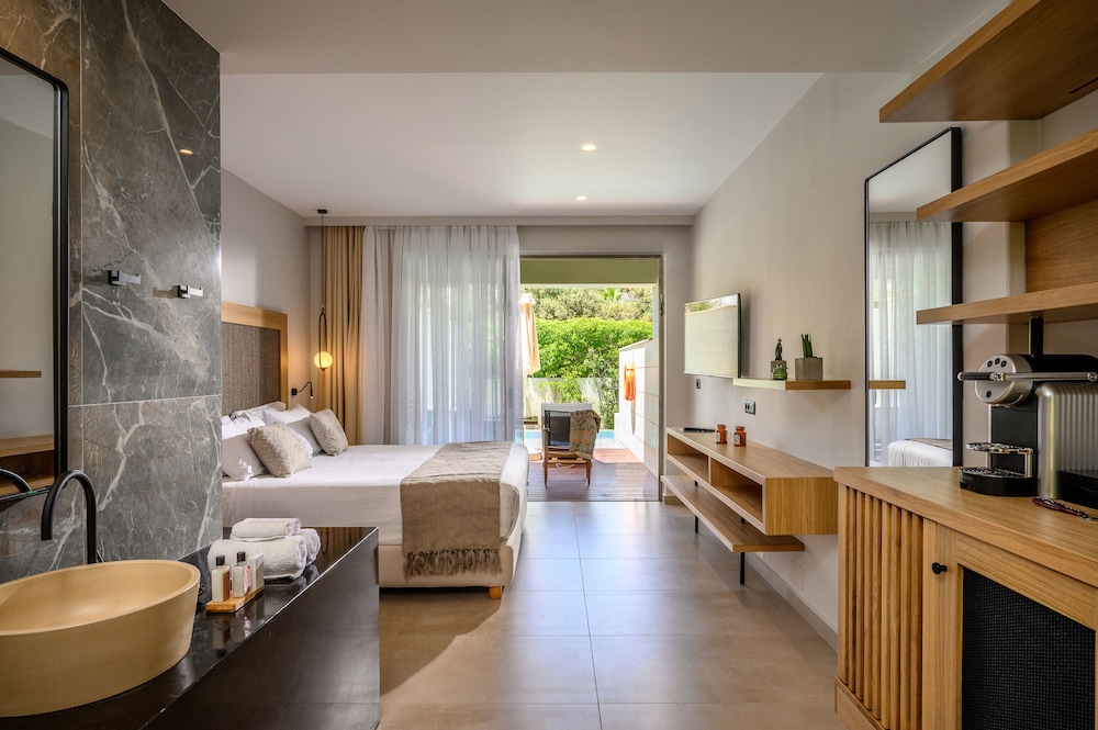 Suite, Private Pool, Garden View photo 2