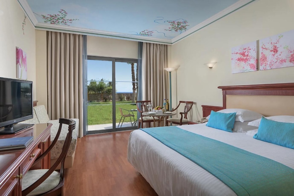 Standard Room, Partial Sea View photo 2