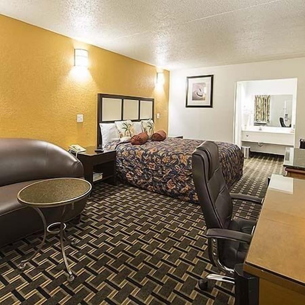 Deluxe Room, 1 King Bed, Smoking, Refrigerator & Microwave - Photo 2