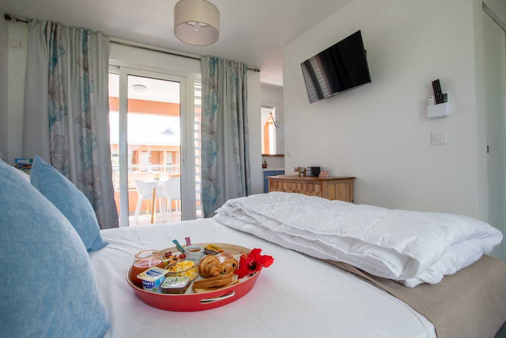 Superior Room, 1 King Bed, Balcony, Pool View photo 3