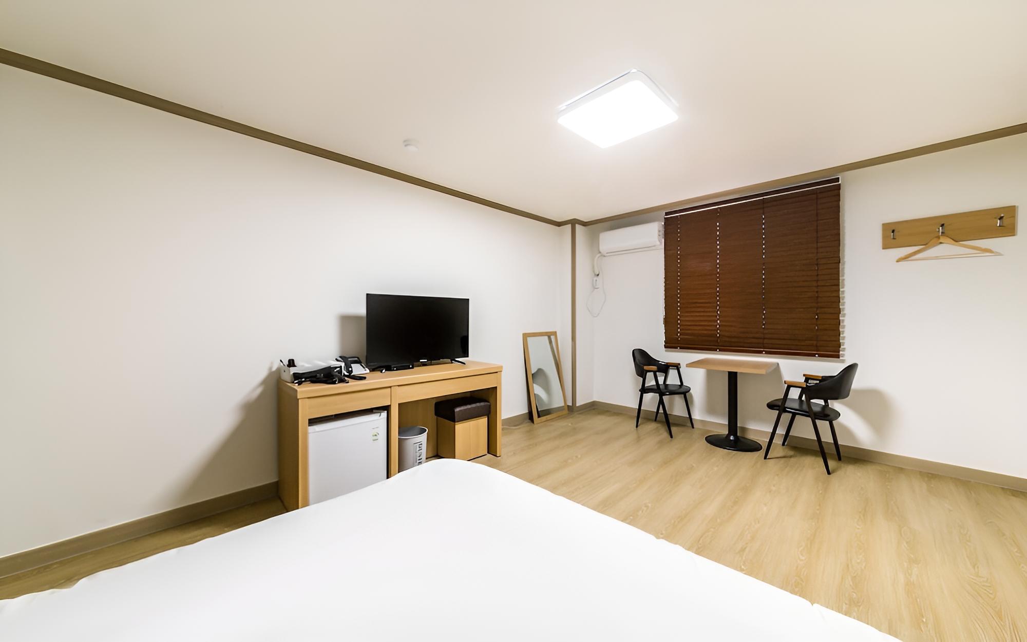 Room (Family room (2 bedroom + 1 living roo) - Photo 14