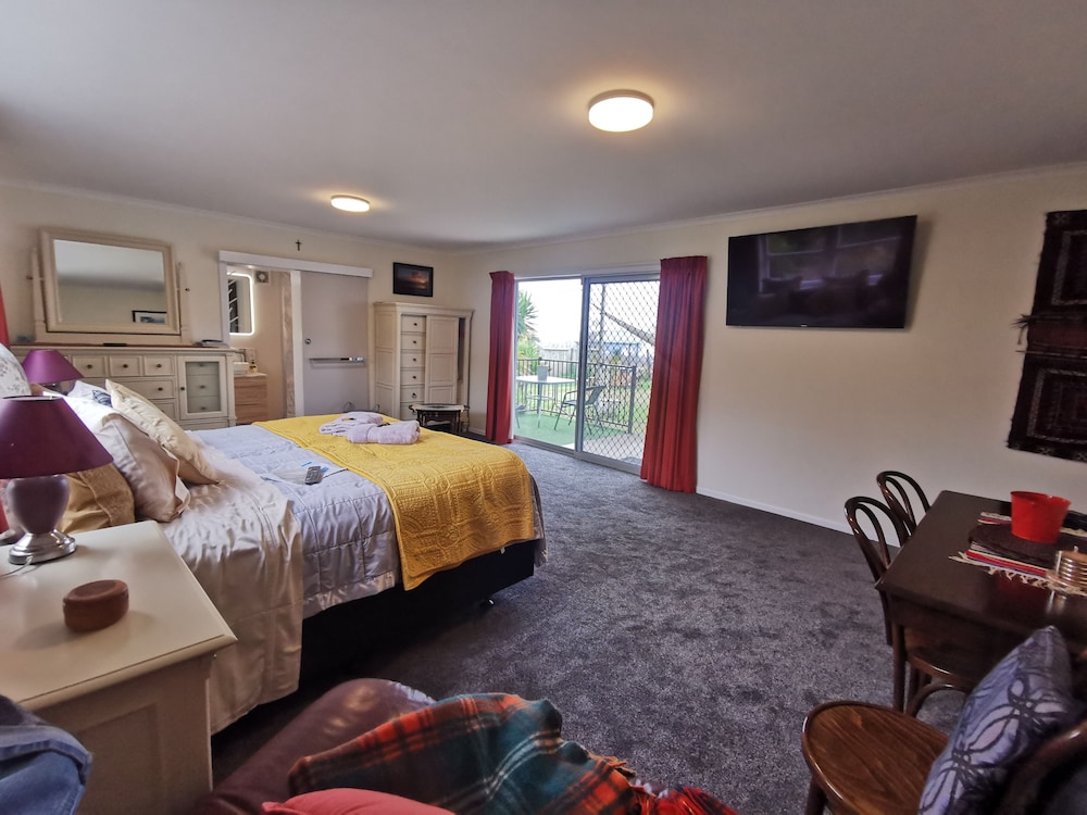 Deluxe Double or Twin Room, 1 Bedroom, Patio, Courtyard View photo 1