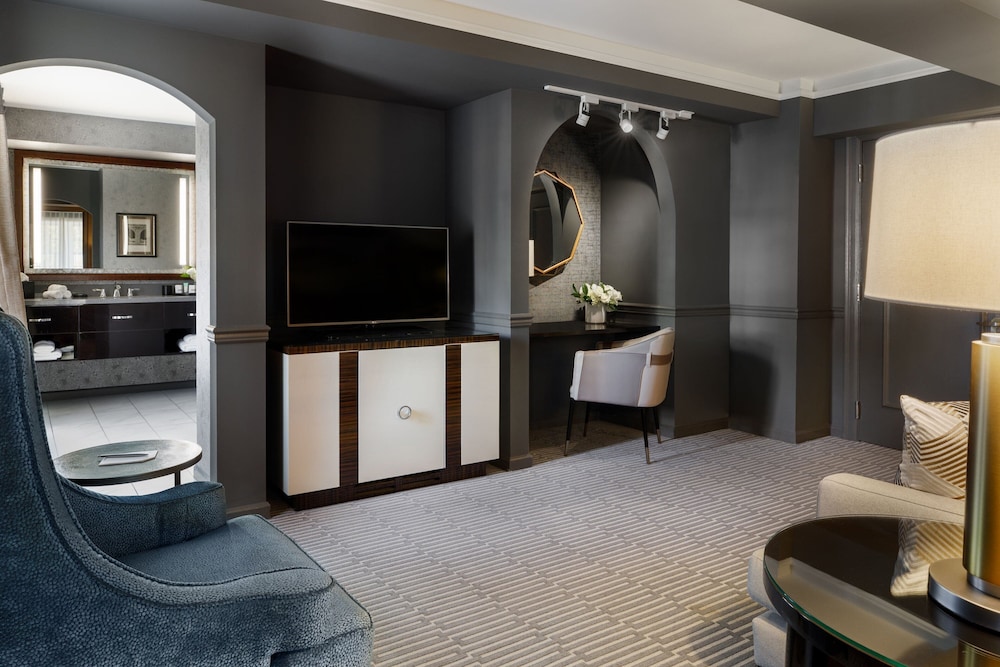 Suite, 1 King Bed - Photo 1